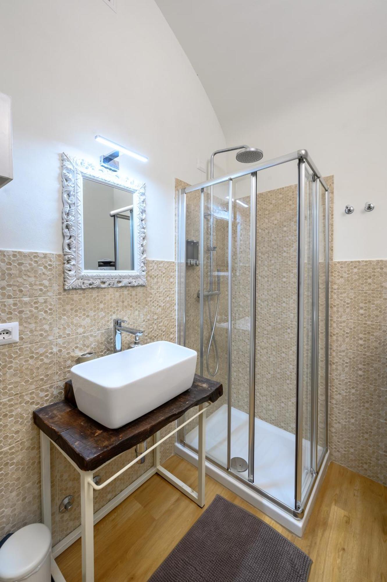 Via Giotto, 5 *